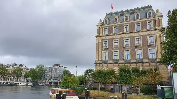 Het Amstel Hotel mooi gelegen aan de oostkant van de Amstel, een rivier in Amsterdam.