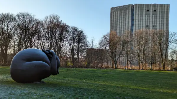 Anxiety Rabbit (Angsthaas) beeld van de kunstenaar Piet Parra in het Flevopark in Amsterdam-Oost.