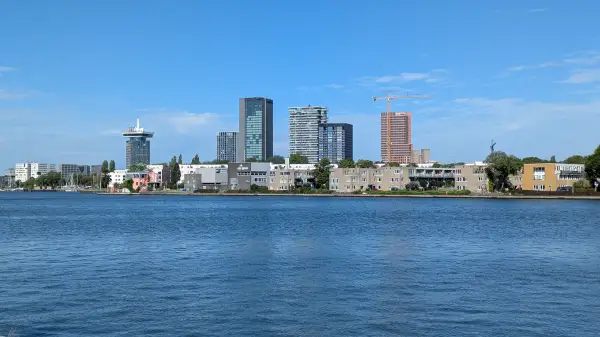 Uitzicht op hoogbouw in Amsterdam Noord met Adam toren