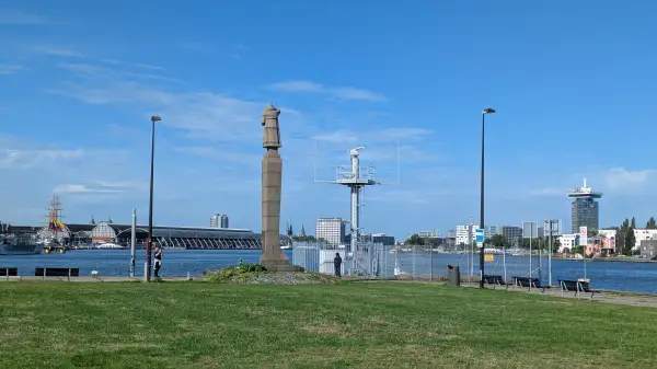 Kop van het Java-eiland met het monument Zeeman op de uitkijk,  Oostelijk Havengebied Amsterdam