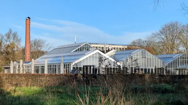 In park Frankendael staat de Kas, een restaurant in een plantenkas.