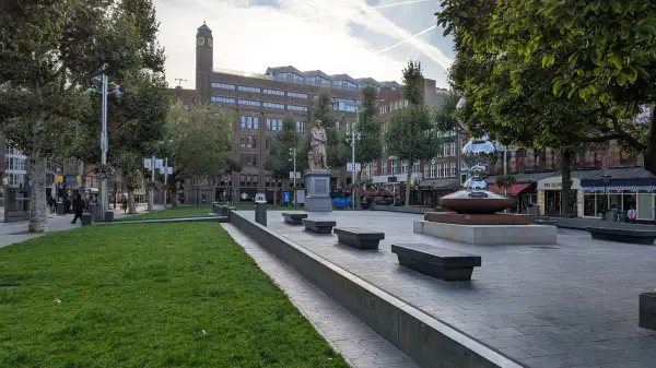 Rembrandtplein in Amsterdam met standbeeld van de schilder Rembrandt.