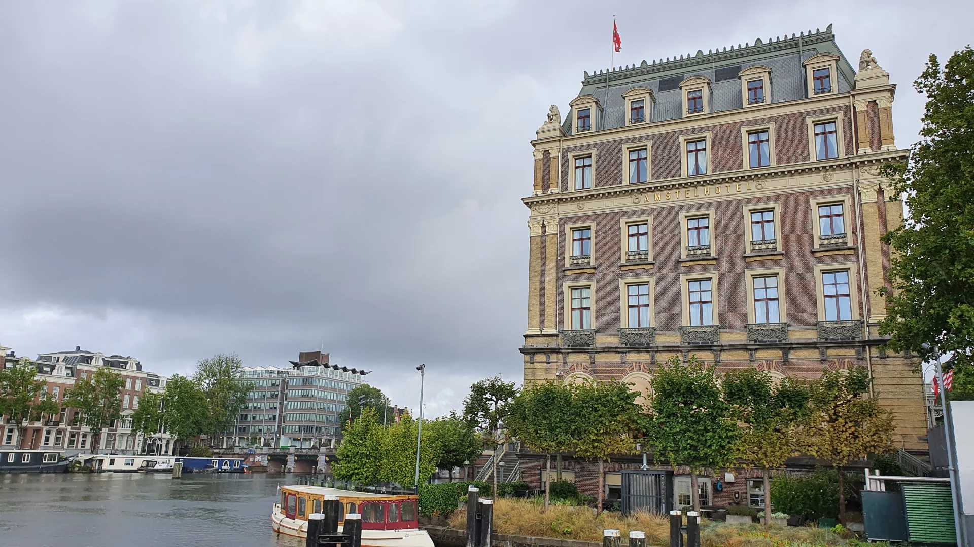 Het Amstel Hotel mooi gelegen aan de oostkant van de Amstel, een rivier in Amsterdam.