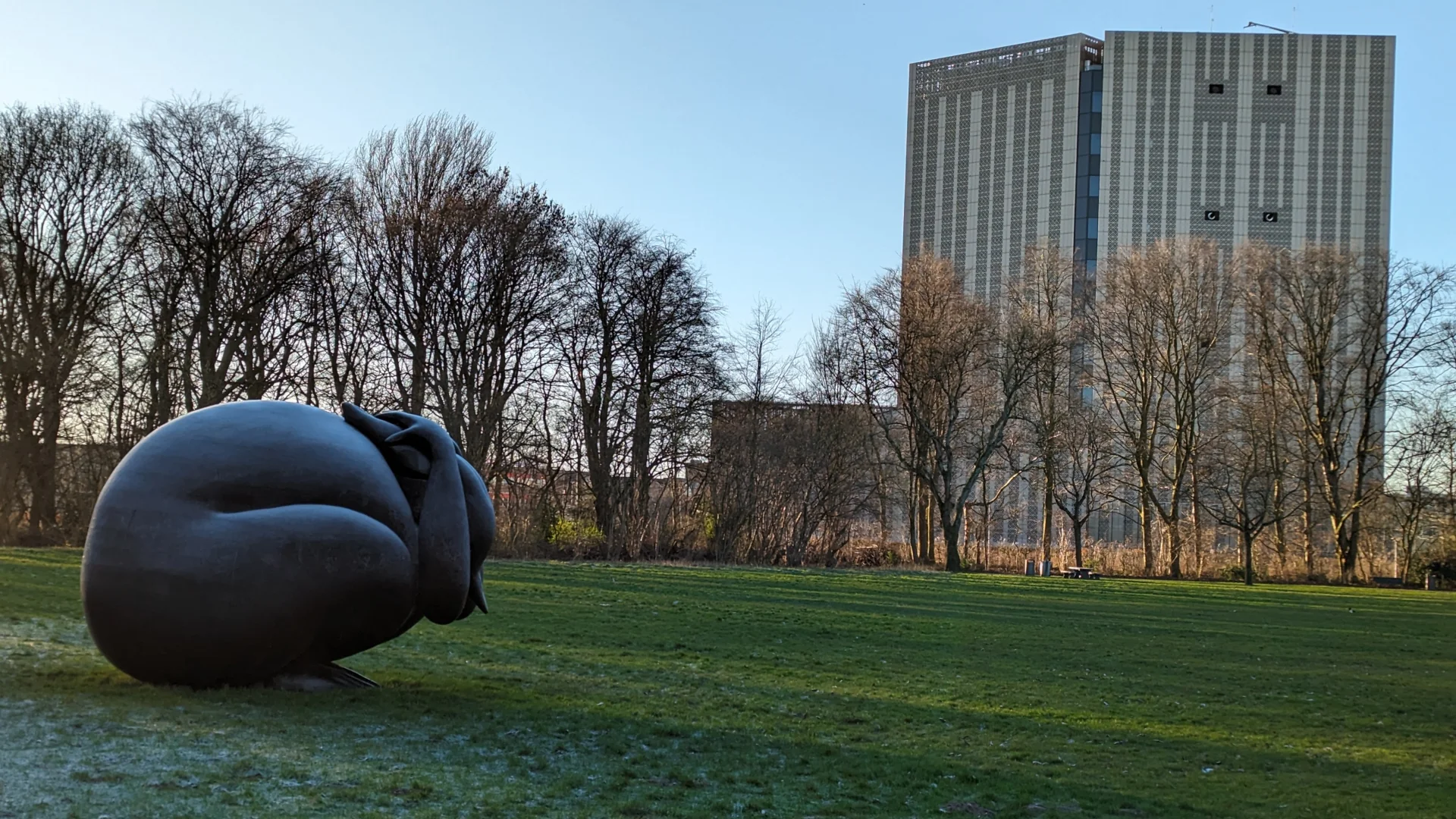 Anxiety Rabbit (Angsthaas) beeld van de kunstenaar Piet Parra in het Flevopark in Amsterdam-Oost.