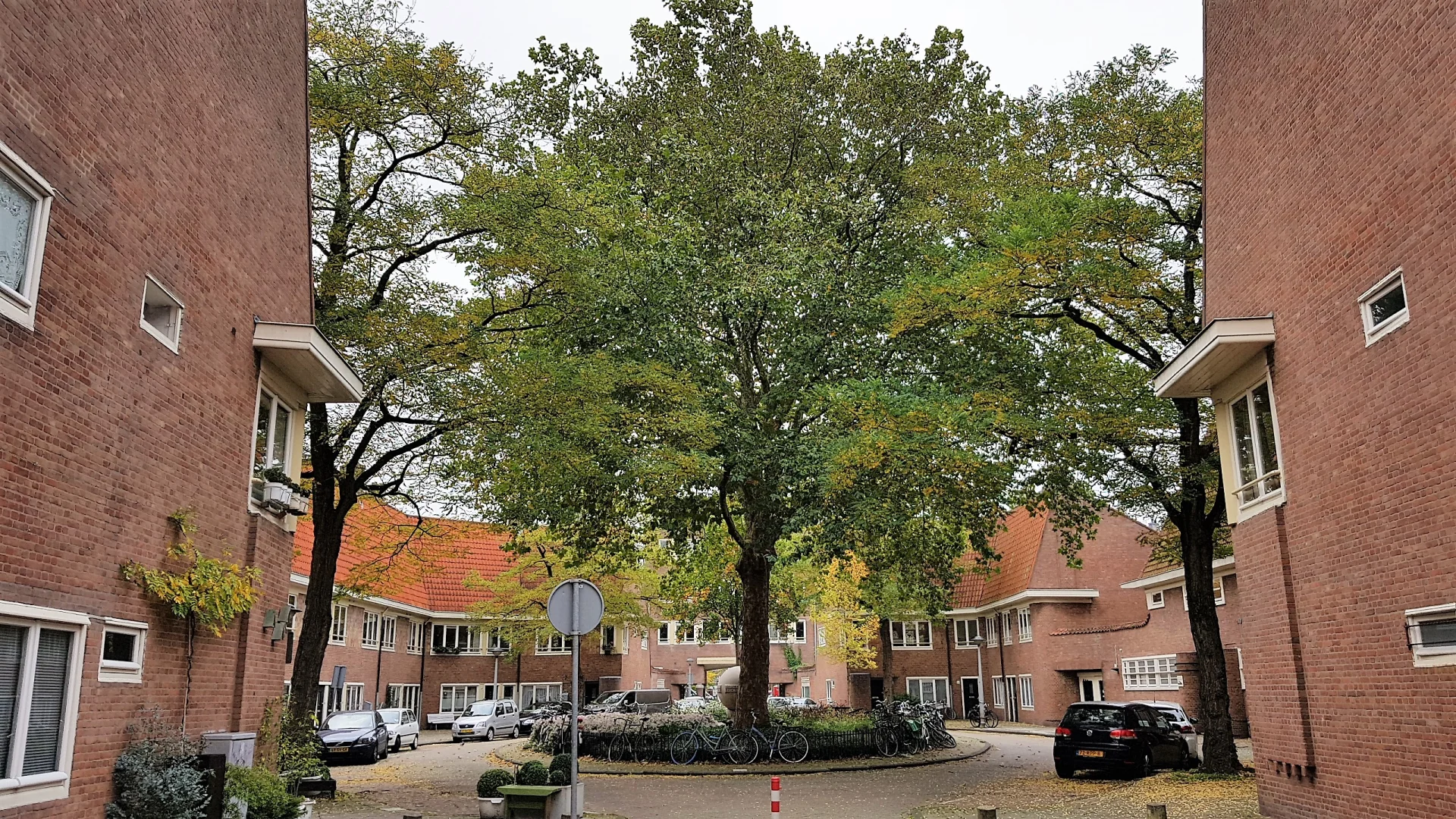 De Coöperatiehof een hofje, zicht op binnenplaats, in de pijp een wijk in Amsterdam-Zuid.