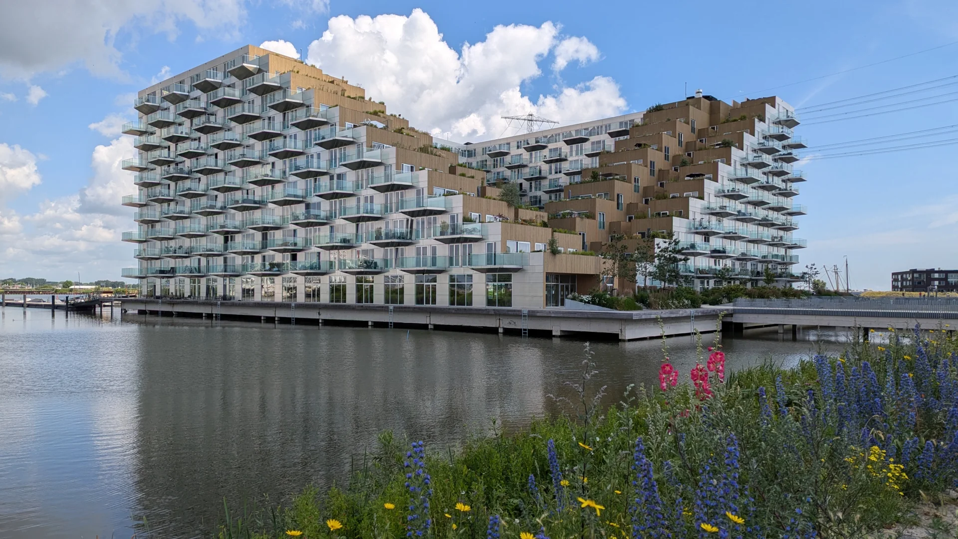 Modern appartementengebouw Sluishuis op IJburg in Amsterdam Oost.