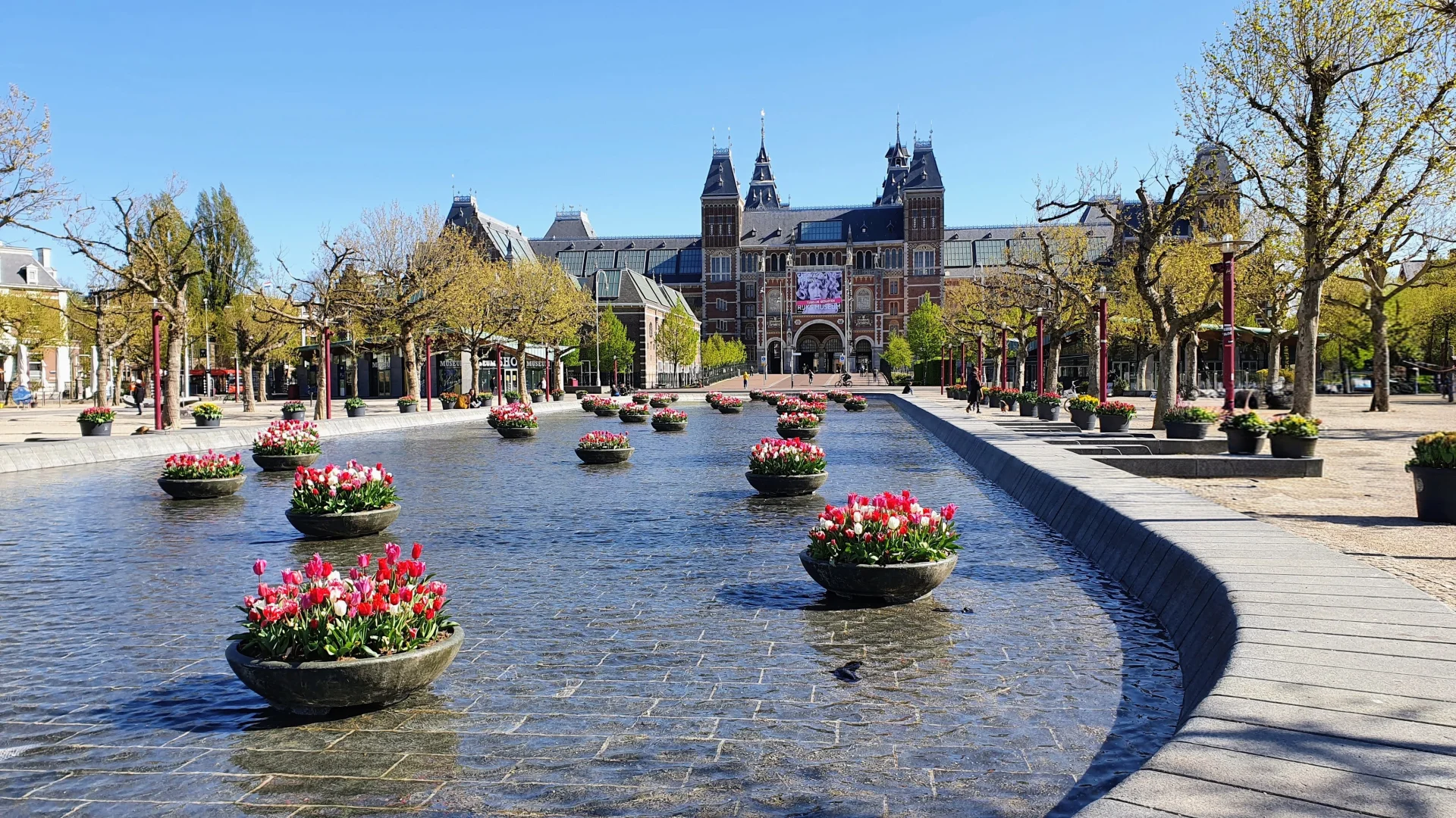 De vijver op het Museumplein in Amsterdam, met op de achtergrond het Rijksmuseum.