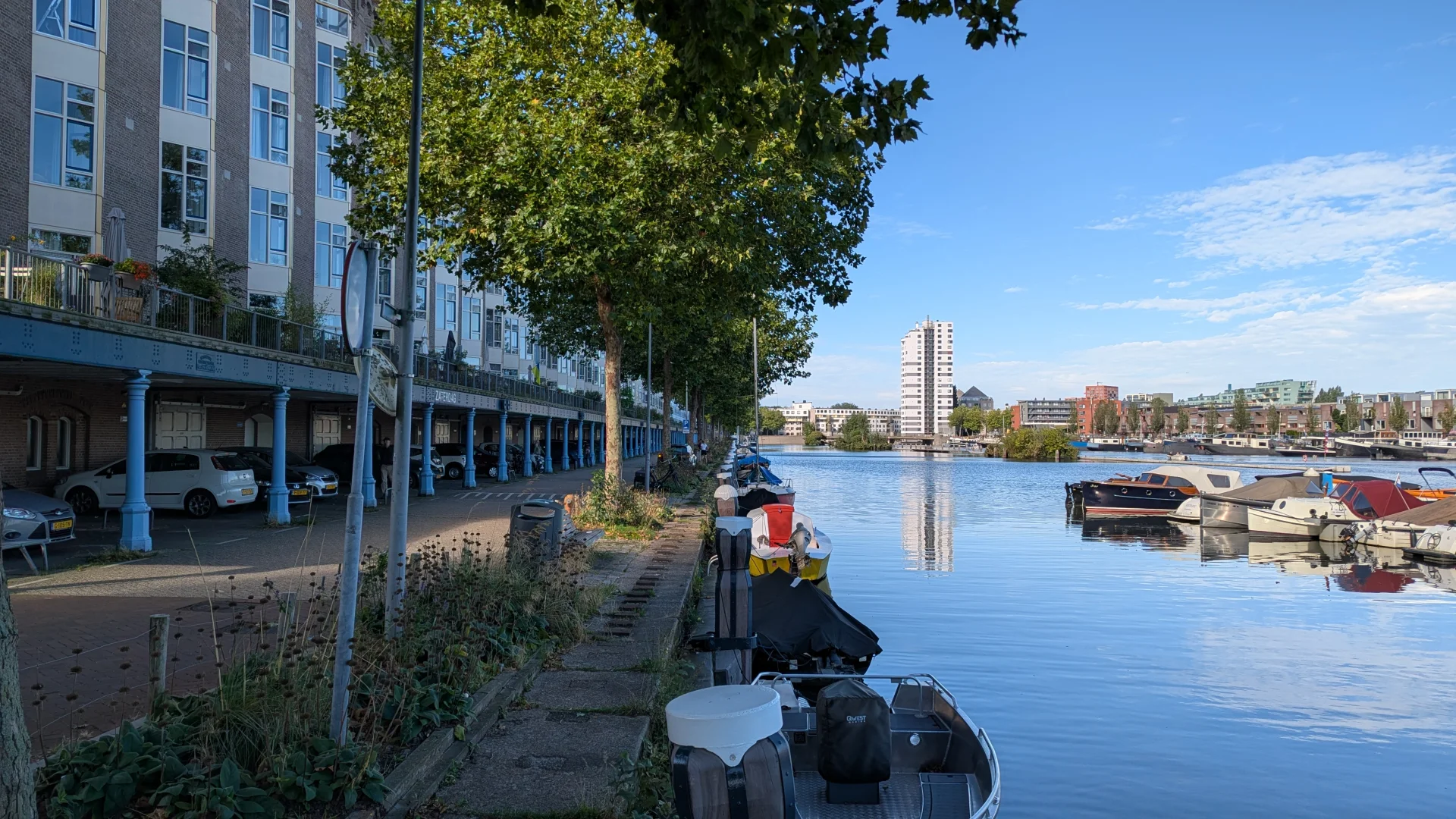 Pakhuizen aan de Zeeburgerkade in het Oostelijk Havengebied in Amsterdam