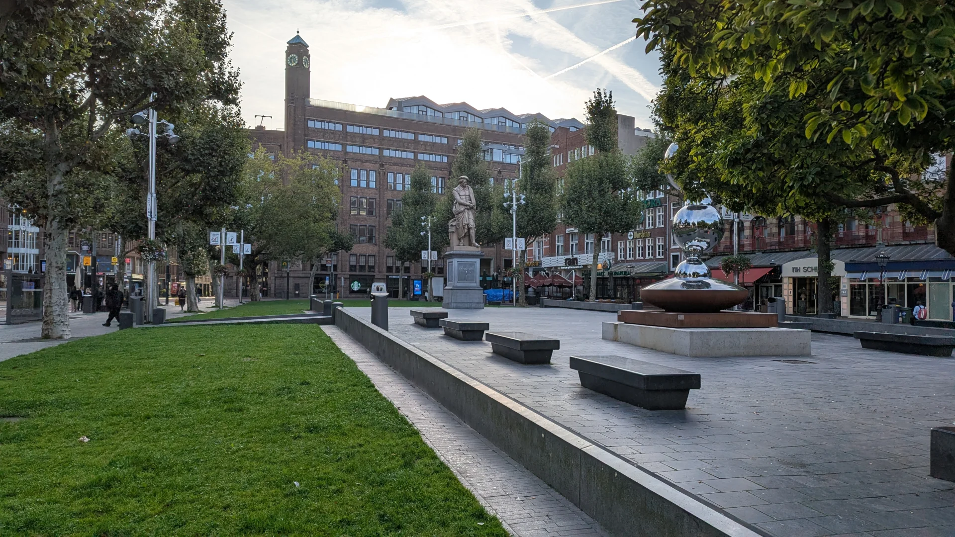 Rembrandtplein in Amsterdam met standbeeld van de schilder Rembrandt.