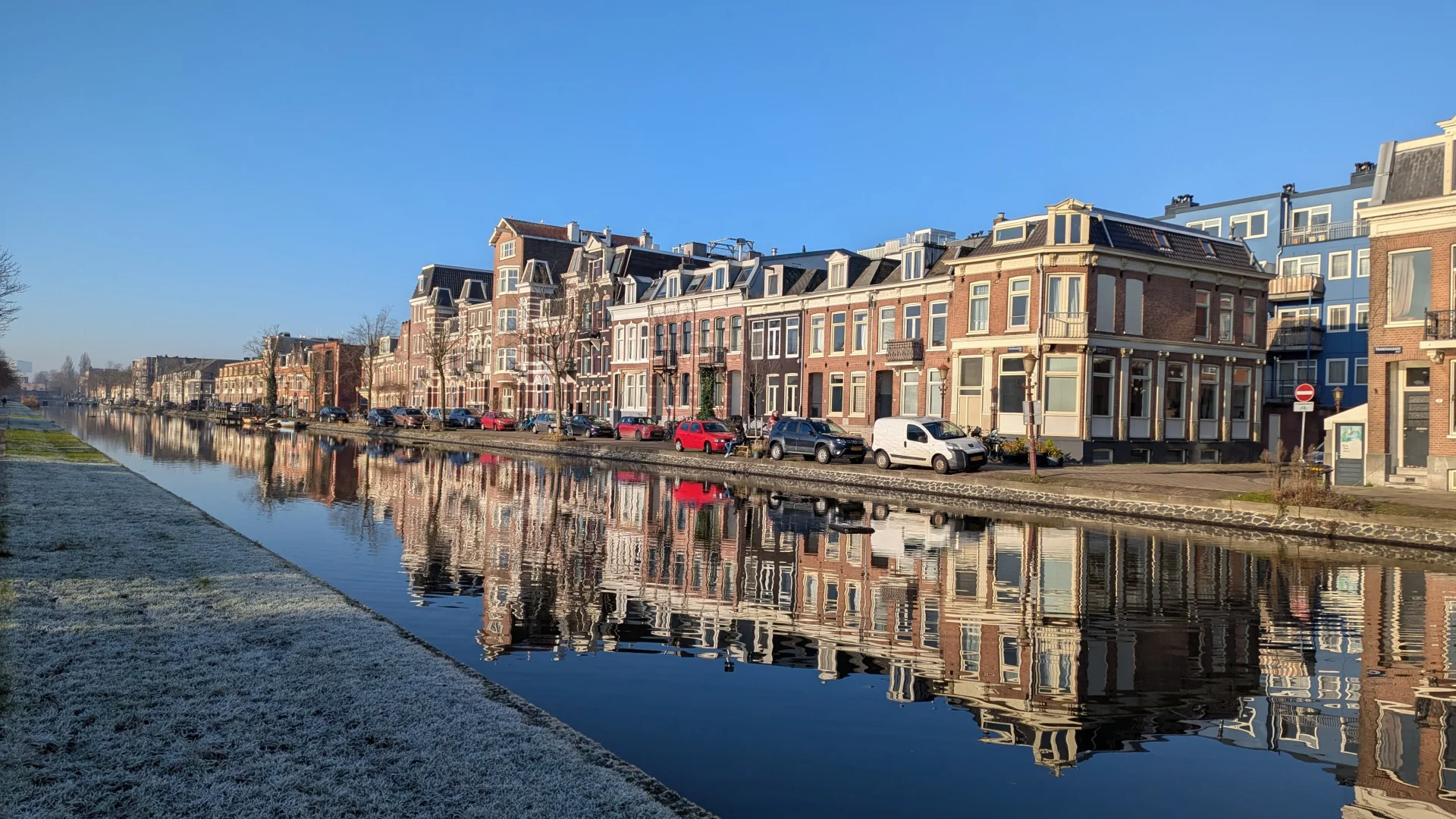 De Ringdijk een gracht in Transvaalbuurt, Amsterdam-Oost.