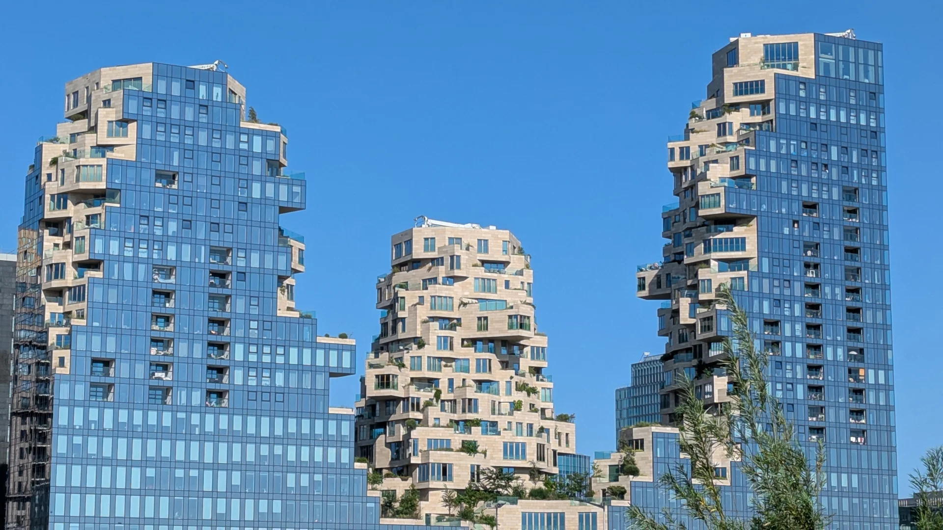 Valley is een woon- werkgebouw  aan de Beethovenstraat op de Zuidas in Amsterdam